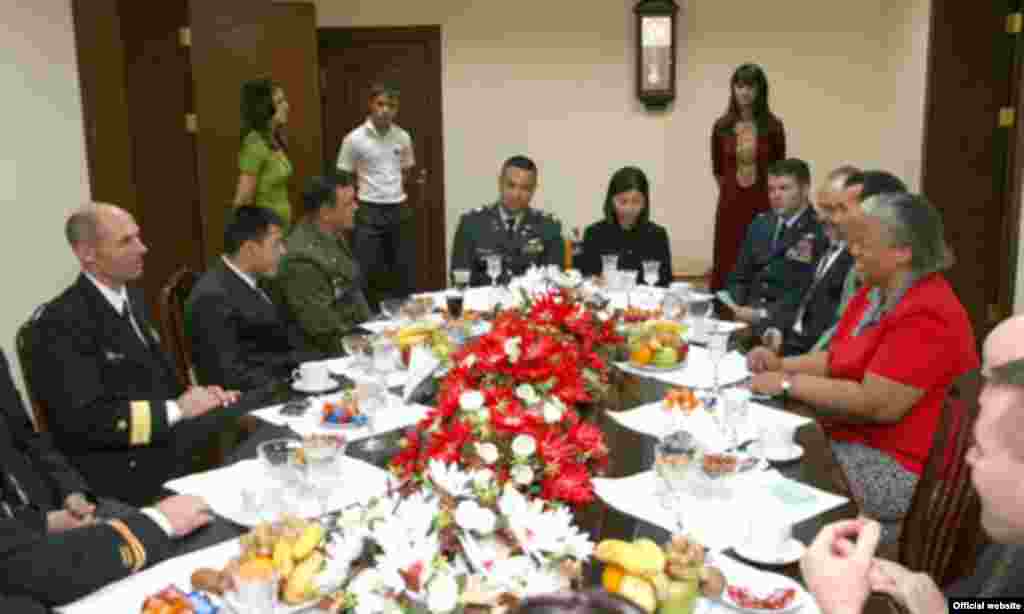 Türkmen hem-de amerikan delegasiýalary geljekdäki hyzmatdaşlyk taslamalary babatda pikir alyşmak üçin tegelek stol başynda ýygnandylar 