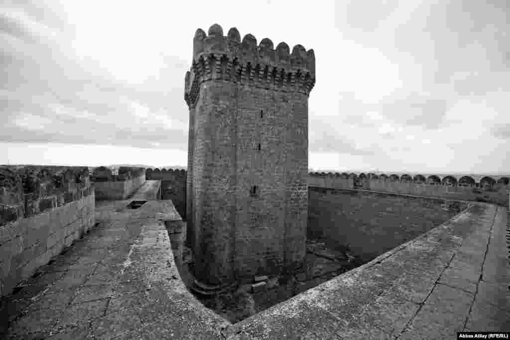 Qala divarlar. Qalanın müdafiə divarlarına qalxmaq üçün qalanın içindən iki daş pilləkan var. Onlardan biri ilə burma daş pilləkan vasitəsiylə divarın içərisindən yuxarıya, çölə tərəf tikilən dəhlizə qalxmaq olur. Digər daş pilləkan isə qalanın həyətindən yuxarıya tərəf qalxır.