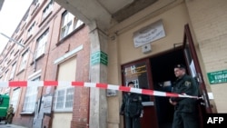 Germany -- Policemen stand in front of an Islamic Cultural Club in Berlin's Wedding district, 08Sep2011