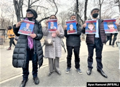 Гей ергежейлі порно көру Трансвестит аузына зәр шығарады