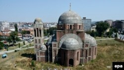 Izgradnju Hrama (na fotografiji) je 1992. započeo tadašnji episkop, kasnije i srpski patrijarh Pavle, ali su kosovski Albanci na taj objekat gledali kao na političku provokaciju (juli 2016.)