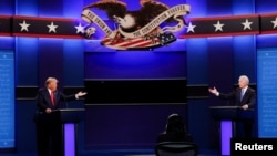 Президент США Дональд Трамп (слева) и кандидат в президенты Джо Байден во время дебатов.