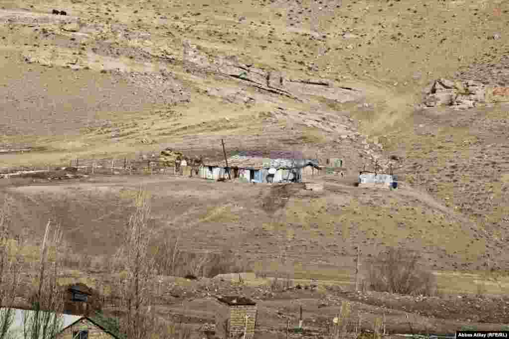 Deman kəndinin köhnə evləri.