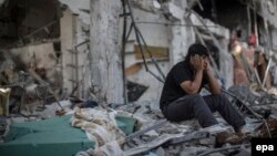 Палестинець сидить біля свого зруйнованого будинку на півночі Смуги Гази, 5 серпня 2014 року
