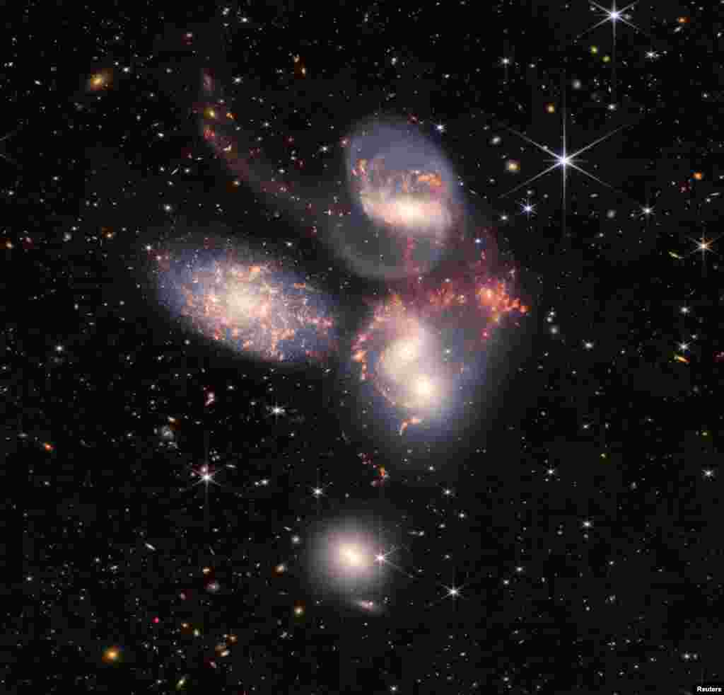 Cvintetul lui&nbsp;Stephan,&nbsp;descoperit de astronomul francez Édouard Stephan în 1877, este localizat în&nbsp;constelația Pegasus și este alcătuit din 5 galaxii: deși reprezintă un &bdquo;cvintet&rdquo;, doar patru dintre galaxii sunt apropiate. Cea de-a cincea se află la 40 de milioane de ani lumina de Pământ, iar restul la 290 de milioane de ani lumină distanță.&nbsp;