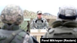 Қасым-Жомарт Тоқаев әскерилер алдында сөз сөйлеп тұр. 3 мамыр 2019 жыл. 