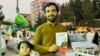 نصرت ارمان، جوان افغان که سفارشات آنلاین کتاب‌ها را به مشتریان تحویل می‌دهد