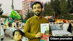 نصرت ارمان، جوان افغان که سفارشات آنلاین کتاب‌ها را به مشتریان تحویل می‌دهد