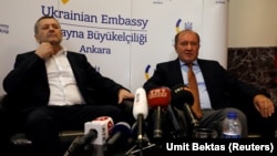 Ильми Умеров (справа) и Ахтем Чийгоз на пресс-конференции в посольстве Украины в Анкаре.