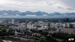 Vedere aeriană a centrului orașului Anchorage, Alaska, cu Munții Chugach în fundal, pe 14 august 2025.