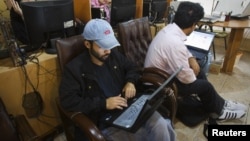 گروهی از شهروندان ایرانی در حال استفاده از اینترنت در یک کافی‌نت