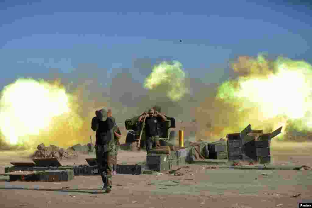 Iraqi Shi&#39;ite Popular Mobilization Forces fire at Islamic State militants on the outskirts of Tal Afar on August 20. (Reuters)