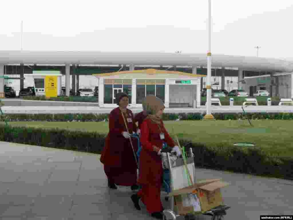 Aeroportyň arassaçylygyna gözegçilik edýän işgärler&nbsp;