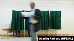 Azerbaýjanly saýlawçy ses berişige gatnaşýar.