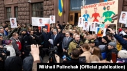 П’ятий президент України Петро Порошенко під час акції на його підтримку біля будівля ДБР. Київ, 6 березня 2020 року