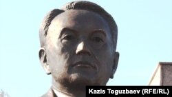 Qazaxıstanda Nazarbayev heykəlləri