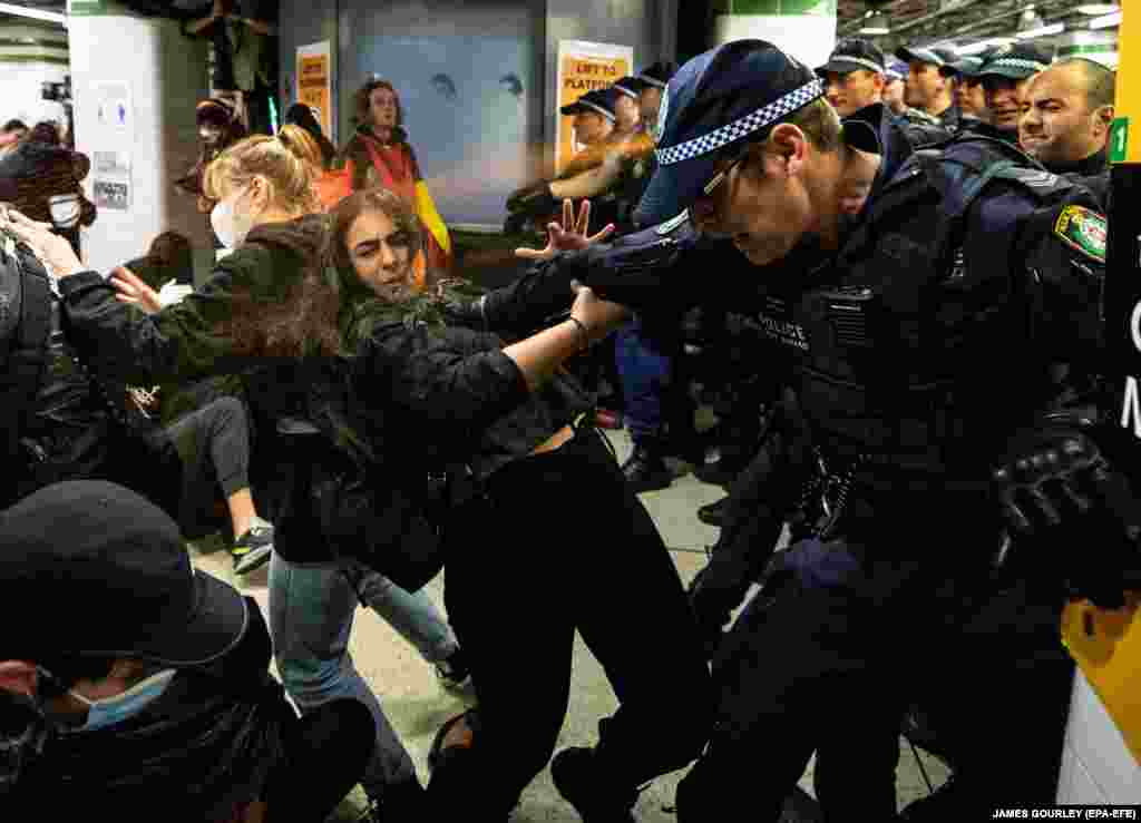 Poliția folosește spray cu ardei iute împotriva protestatarilor din incinta Gării Centrale din Sydney, Australia, 6 iunie 2020.