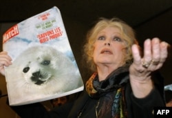 Brižit Bardo s naslovnom stranom Pariz mača, 5. decembar 2005.