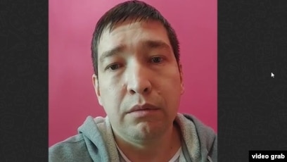 Қыз колготки киіп жатыр