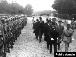 Delegația maghiară se îndreaptă spre ceremonia de semnare a Tratatului de la Trianon de la Versailles, Franța, 4 iunie 1920.