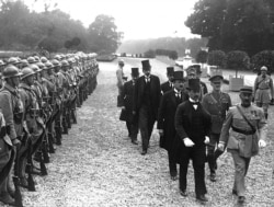 Угорська делегація прямує на підписання Тріанонського договору у Версалі (Франція), 4 червня 1920 року