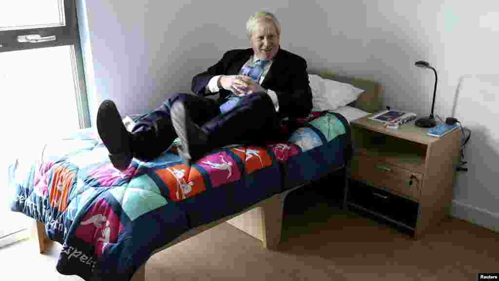 Velika Britanija - Gradonačelnik Londona, Boris Johnson, ¨testira¨ krevete u olimpijskom selu, 12. juli 2012. Foto: REUTERS /Scott Heavey