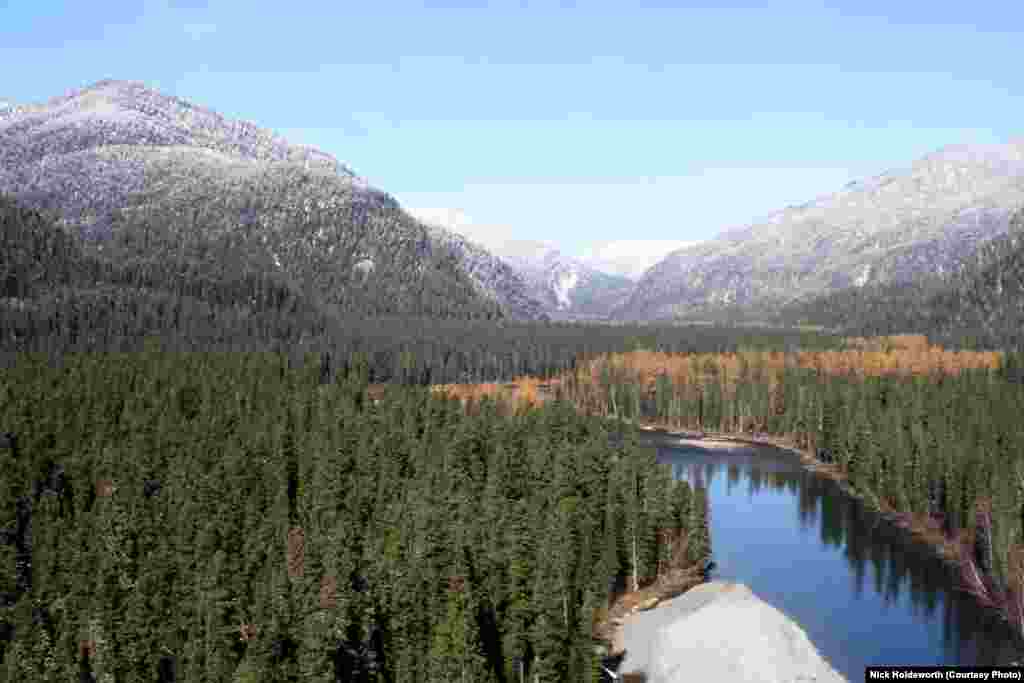 The Abakan river winds among the Syan Mountains near Agafia Lykova&#39;s home in a remote stretch of southern Siberia.