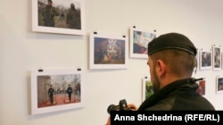 Тимур Баротов фотографирует фотовыставку Эмине Зиятдиновой. Львов, февраль 2016 года