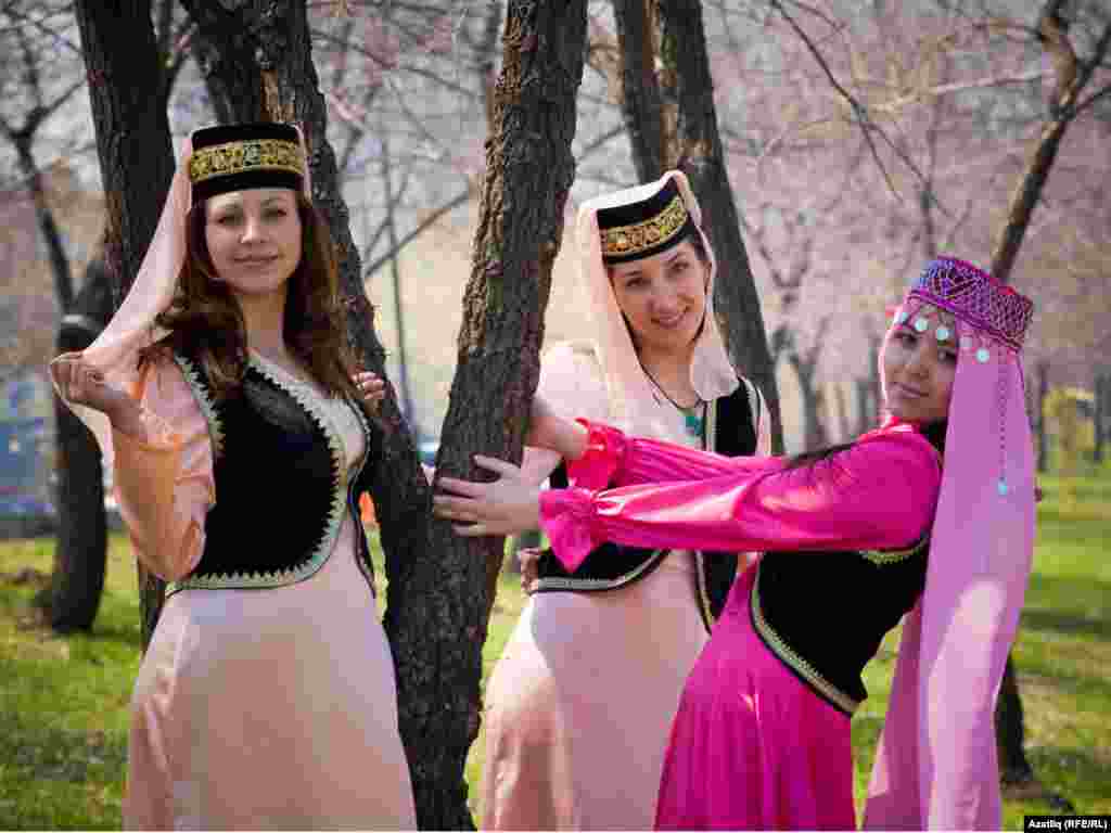 Татар кызлары: Әлфия, Гөлнара һәм Суфия