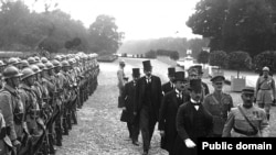 Delegația Ungariei merge la semnarea Tratului de la Trianon, Versailles, 4 iunie 1920