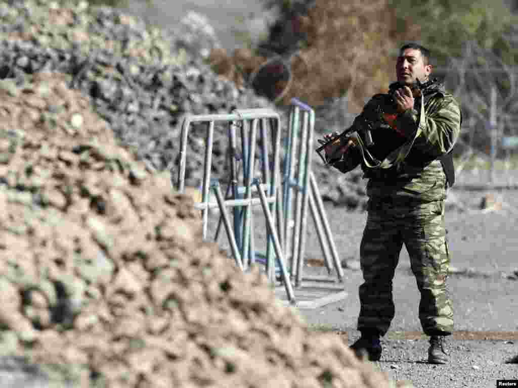 Armenijski vojnik KFOR-a na prelazu jarinje, 28.09.2011. Foto: Reuters / Marko Đurica 