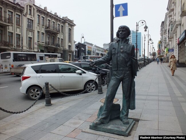 Владивосток, угол Океанского проспекта и улицы Фокина. "Моряк, вернувшийся из загранплавания". Автор идеи Руслан Вакулик, художники Сергей Меренков и Георгий Широглазов, скульптор Павел Шугуров. Памятник открыт в январе 2013 года. Местные жители зовут его "Эдиком"