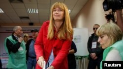 Сандра Рулофс голосует на парламентских выборах, октябрь 2016 г.