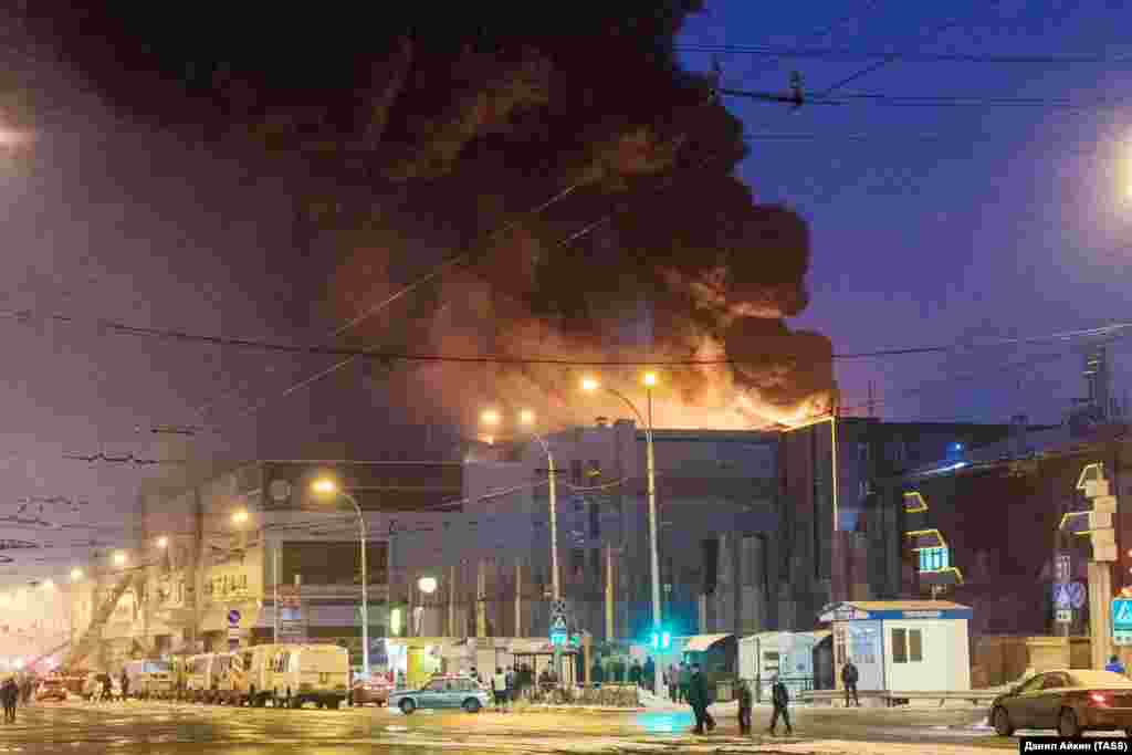 Пожар в торговом центре &quot;Зимняя вишня&quot; начался в воскресенье.