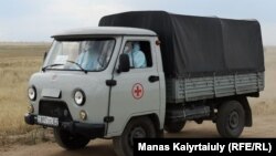Медицинский автомобиль вблизи спецкладбища под Алматы. 16 июня 2020 года.