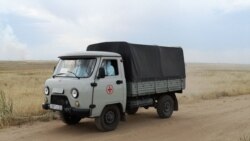 Спецмашина, доставляющая тела умерших на кладбище для умерших от COVID-19. Алматинская область, июнь 2020 года.