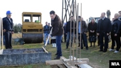 Премиерот Никола Груевски го означува почетокот на изградба на воден парк во општина Аеродром, 18 декември 2011
