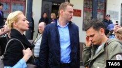 Оппозиционеры Алексей Навальный (в центре) и Илья Яшин (справа). Москва, 24 апреля 2013 года.