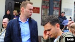 Алексей Навальный (сол жақта) мен Илья Яшин.