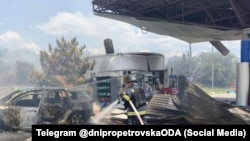 3 серпня російські військові атакували реактивним дроном заправку під Кривим Рогом. Серед загиблих – співробітниця АЗС, український рятувальник та його восьмирічний син Максим