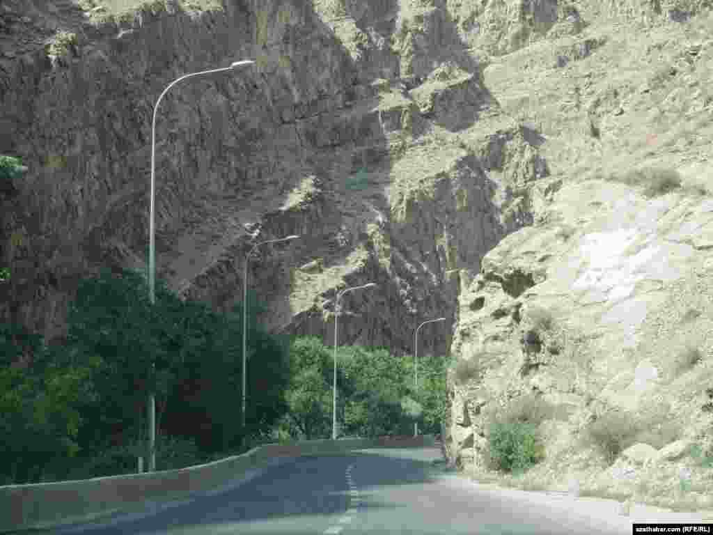 Pöwrizä barýan ýol