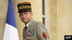 Шефот на француските вооружени сили, генералот Пјер де Вилие. 