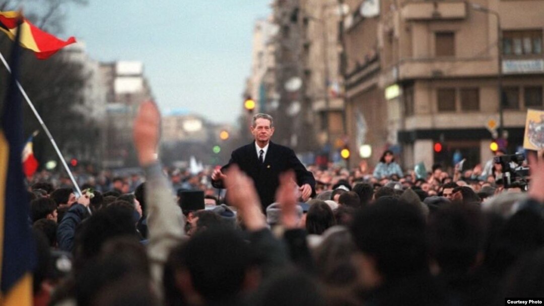 Mihai I s-a opus și lui Hitler, și lui Stalin. A retras țara din coaliția cu naziștii. S-a străduit din răsputeri să oprească sovietizarea României. Forțat să abdice în 1947, a trăit în exil. S-a stins, în 2017, în exil. Aici, de Paști în 1992, salutat de sute de mii de oameni. 