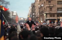 Regele Mihai cel exilat de comuniști, de Paște, în 1992, venit acasă după 45 de ani. A făcut Învierea la Putna, iar apoi a ajuns în București. Pe drumul dintre aeroport și Biserica Sf. Gheorghe a lui Vodă Brâncoveanu, a fost trecut pe sub Arcul de Triumf. Aici, pe B-dul Magheru.