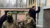 Российские силовики доставили задержанного адвоката в суд, 6 декабря 2018 г., Симферополь