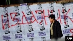 Grafiti mržnje na plakatima posvećenim 10. godišnjici od atentata na premijera Zorana Đinđića