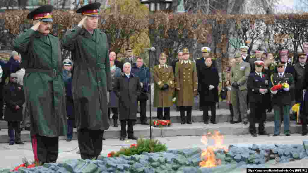 Українські військовослужбовці віддають честь після покладання квітів до пам&#39;ятника Невідомумо солдату у парку Слави в Києві