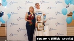 Євген Новичков з родиною в аеропорту Сімферополя