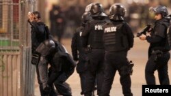 Французская полиция проводит досмотр в пригороде Парижа, 18 ноября 2015 года.