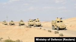 Vehicule militare egiptene în Sinai